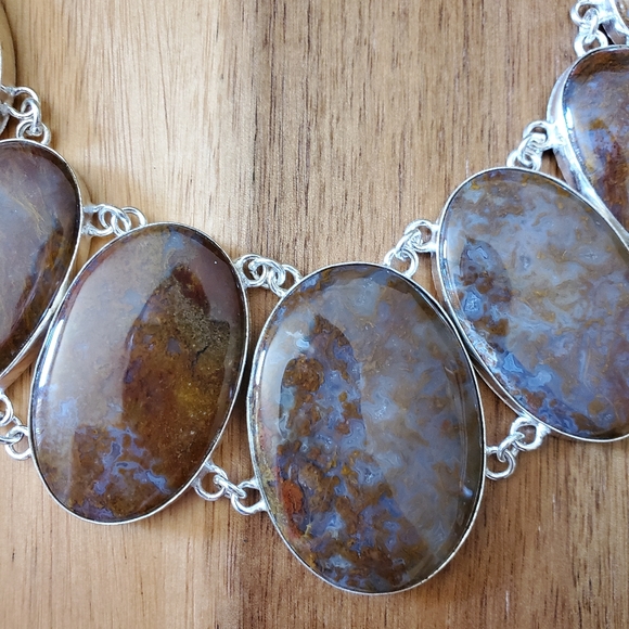 New Oversized Seam Agate Silver Statement Necklace. - Picture 15 of 16